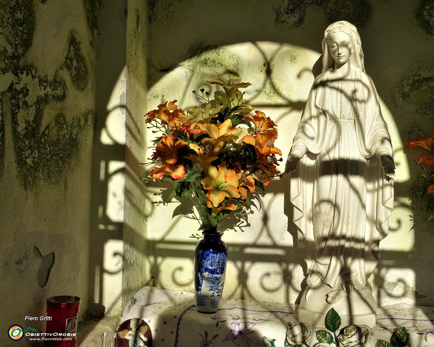 24 Santella con Madonnina sul sent. 505 per la Pernice.JPG
